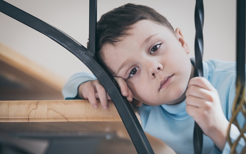 Bored bad. Грустный мальчик сидит. Мальчик сидит с мальчиком. Boy on the Stairs in House. Мальчик сидит улыбается.