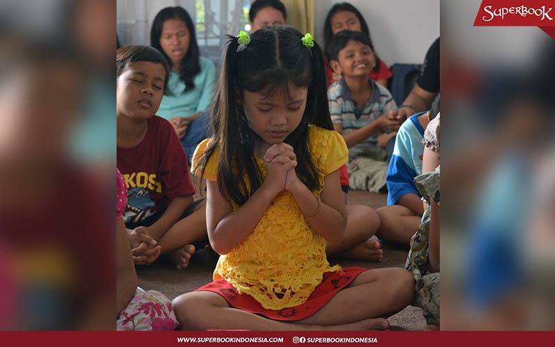 Berdoa Harian Anak TK: Mengajar Anak Anak Membentuk Koneksi Spiritual Melalui Rutinitas Yang Menarik 88 Gambar Anak Sekolah Minggu Sedang Berdoa Terbaik - Gambar Keren